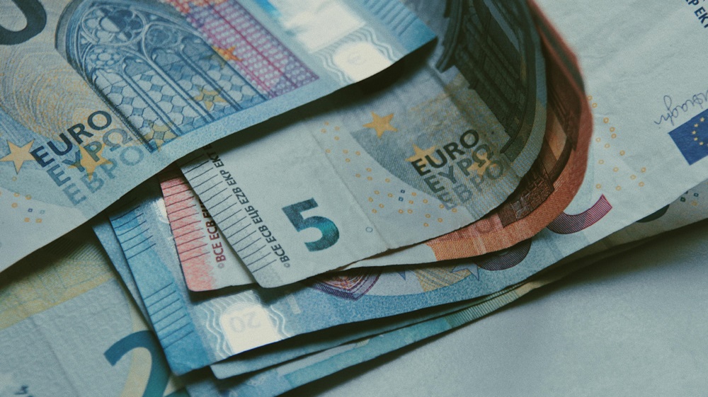 Euro humbet serish pike, renia vjetore arrin ne 10.6 per qind